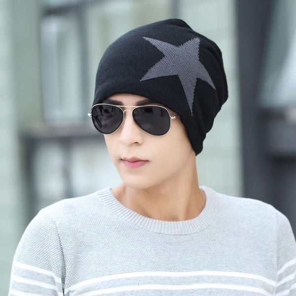 καπέλο Χειμώνας του ανθρώπου σε πολλά χρώματα και διαφορετικά σχήματα.