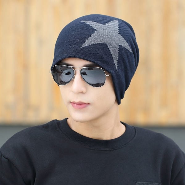 καπέλο Χειμώνας του ανθρώπου σε πολλά χρώματα και διαφορετικά σχήματα.