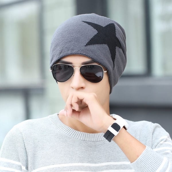 καπέλο Χειμώνας του ανθρώπου σε πολλά χρώματα και διαφορετικά σχήματα.