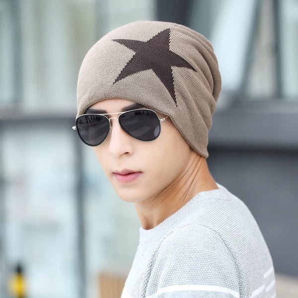 καπέλο Χειμώνας του ανθρώπου σε πολλά χρώματα και διαφορετικά σχήματα.