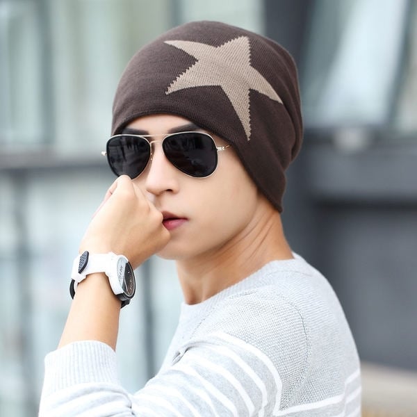 καπέλο Χειμώνας του ανθρώπου σε πολλά χρώματα και διαφορετικά σχήματα.