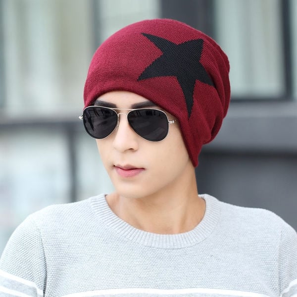 καπέλο Χειμώνας του ανθρώπου σε πολλά χρώματα και διαφορετικά σχήματα.