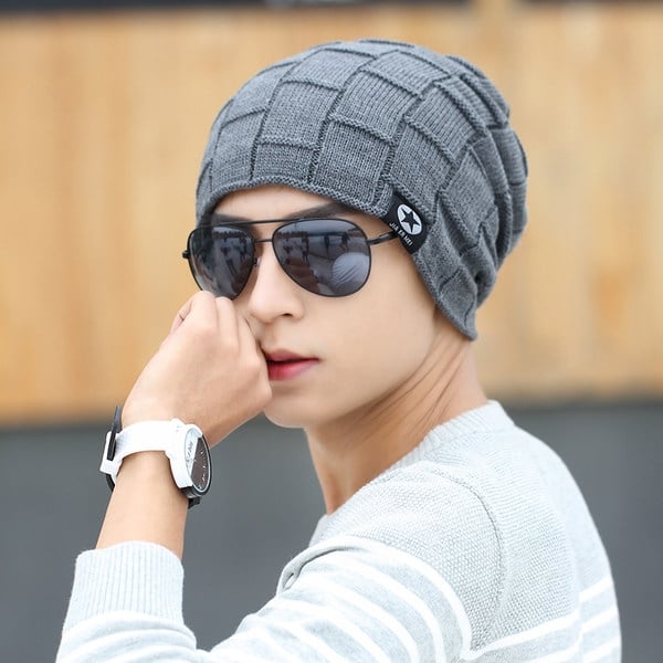 καπέλο Χειμώνας του ανθρώπου σε πολλά χρώματα και διαφορετικά σχήματα.