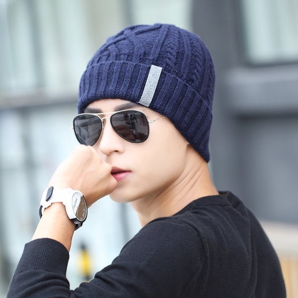 καπέλο Χειμώνας του ανθρώπου σε πολλά χρώματα και διαφορετικά σχήματα.