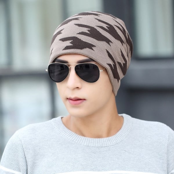 καπέλο Χειμώνας του ανθρώπου σε πολλά χρώματα και διαφορετικά σχήματα.