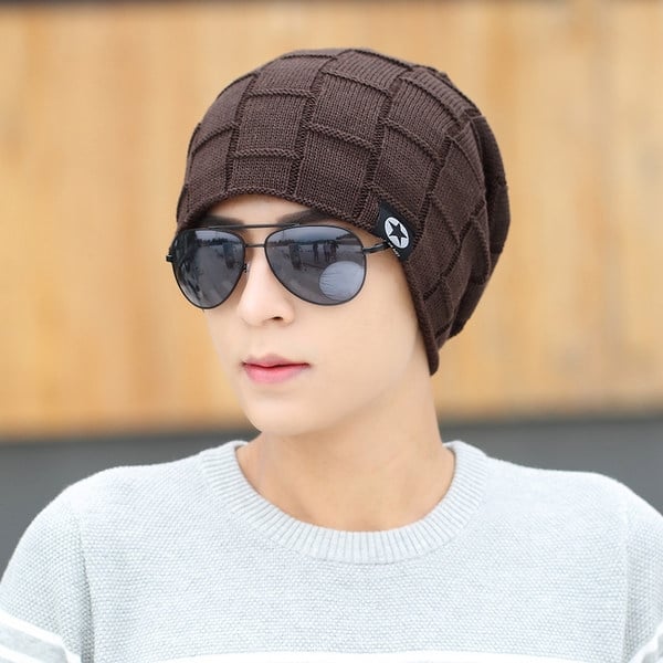 καπέλο Χειμώνας του ανθρώπου σε πολλά χρώματα και διαφορετικά σχήματα.