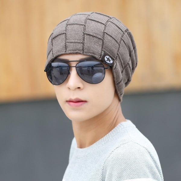 καπέλο Χειμώνας του ανθρώπου σε πολλά χρώματα και διαφορετικά σχήματα.