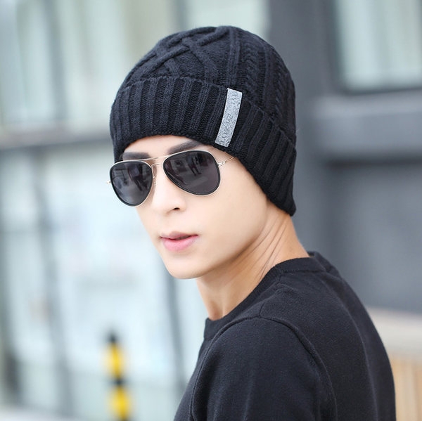 καπέλο Χειμώνας του ανθρώπου σε πολλά χρώματα και διαφορετικά σχήματα.