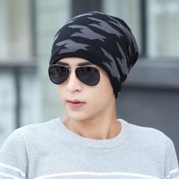 καπέλο Χειμώνας του ανθρώπου σε πολλά χρώματα και διαφορετικά σχήματα.