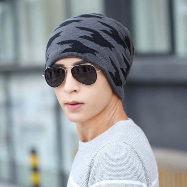 καπέλο Χειμώνας του ανθρώπου σε πολλά χρώματα και διαφορετικά σχήματα.