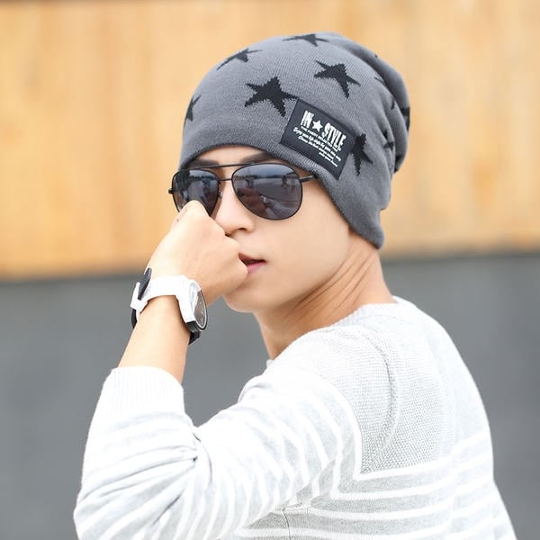 καπέλο Χειμώνας του ανθρώπου σε πολλά χρώματα και διαφορετικά σχήματα.