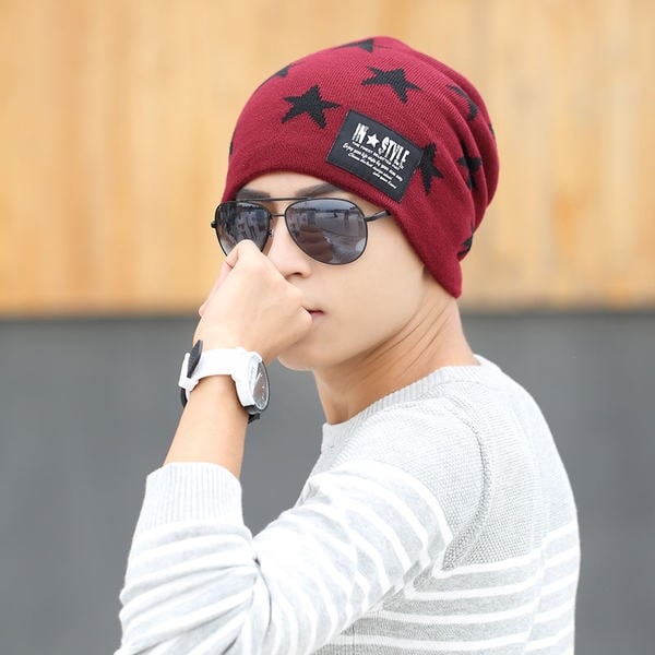 καπέλο Χειμώνας του ανθρώπου σε πολλά χρώματα και διαφορετικά σχήματα.