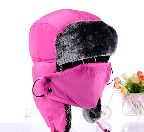 Зимна шапка за мъже и жени подходяща за ски е различни цветове. 