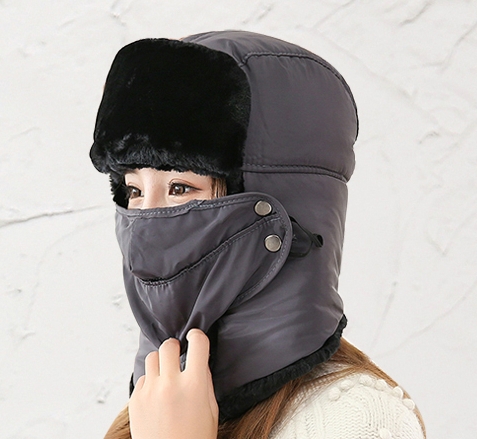 Зимна шапка за мъже и жени подходяща за ски е различни цветове. 