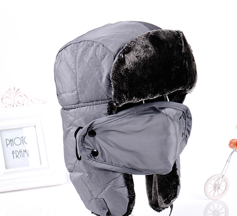 Зимна шапка за мъже и жени подходяща за ски е различни цветове. 