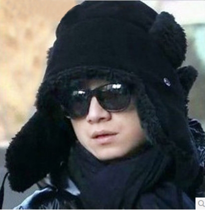 Зимна шапка за мъже и жени подходяща за ски е различни цветове. 