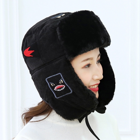 Зимна шапка за мъже и жени подходяща за ски е различни цветове. 