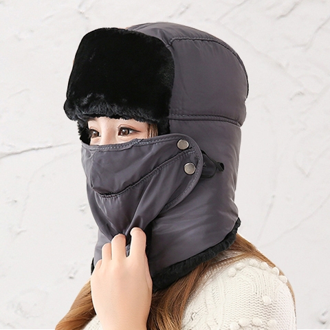 Зимна шапка за мъже и жени подходяща за ски е различни цветове. 