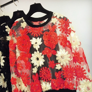 Дамска пролетна блуза полупрозрачна в три цвята на цветя