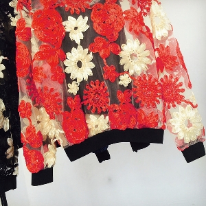 Дамска пролетна блуза полупрозрачна в три цвята на цветя