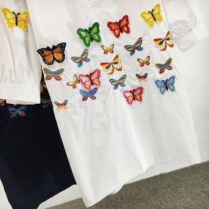 Κυρίες μακρύ πουκάμισο σε δύο χρώματα τύπου πουκάμισο με πολύχρωμες πεταλούδες