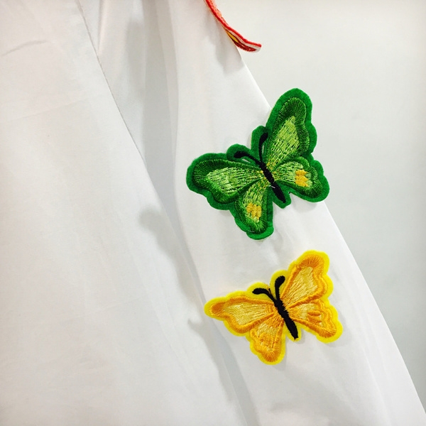 Дамска дълга риза в два цвята тип туника с шарени пеперуди