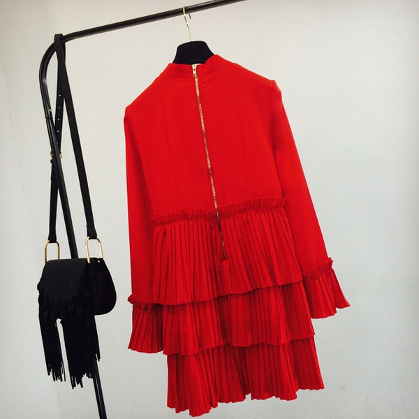 Дамска пролетна рокля в наситено червен цвят тип плисе с панделка