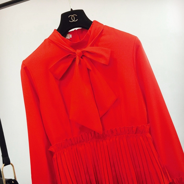 Дамска пролетна рокля в наситено червен цвят тип плисе с панделка