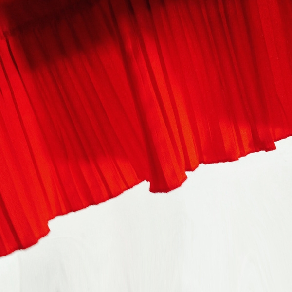 Дамска пролетна рокля в наситено червен цвят тип плисе с панделка