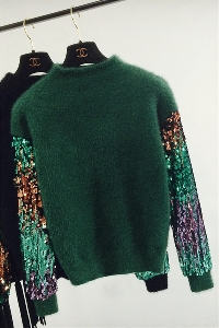 Дамски плюшен пуловер с пайети по ръкавите в три цвята