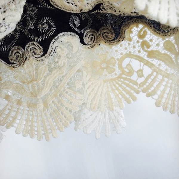 Дамски летен потник с дантела в два цвята черен и бял