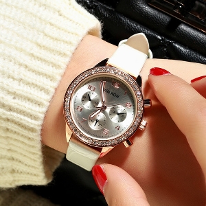 Луксозен дамски механичен часовник с камъчета