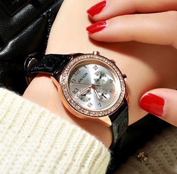 Луксозен дамски механичен часовник с камъчета