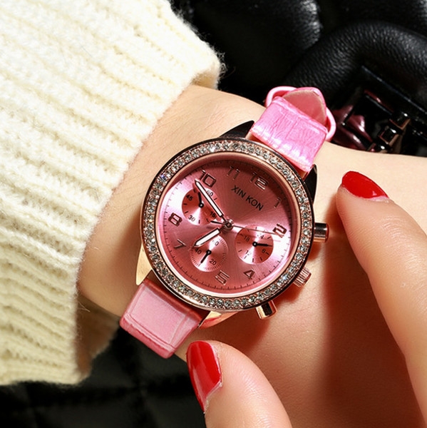 Луксозен дамски механичен часовник с камъчета