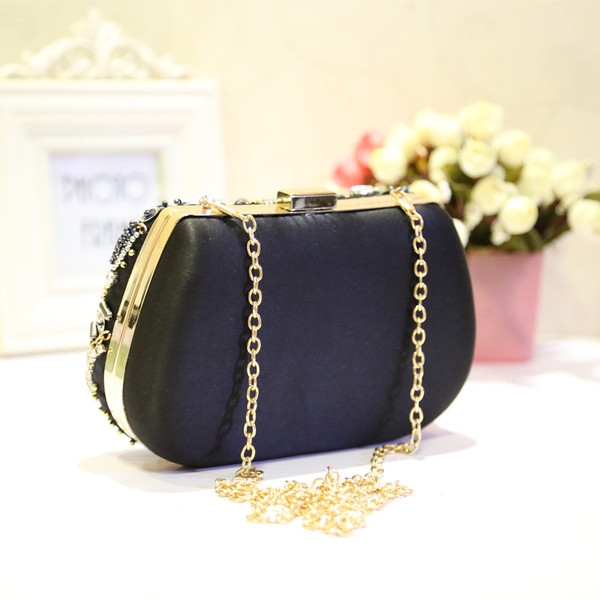 Дамска луксозна чанта в черен цвят с блестящи камъни