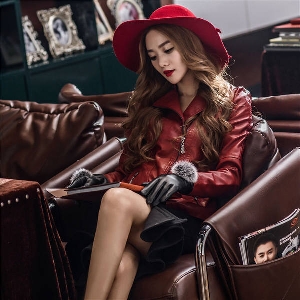 Стилни кожени дамски ръкавици с пух в черен, червен и кафяв цвят
