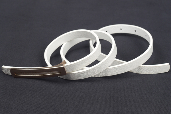 Дамски тънък колан в бял и черен цвят. 