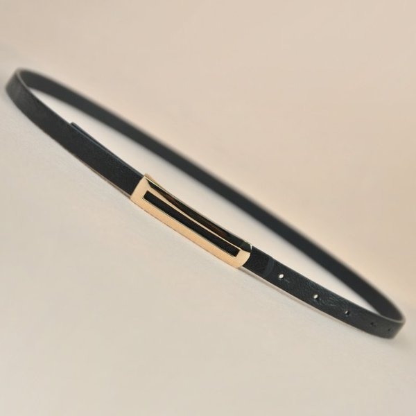 Дамски тънък колан в бял и черен цвят. 