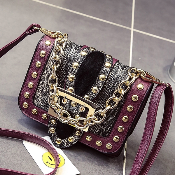 Дамска пищна малка чанта в два цвята с капси и верижка