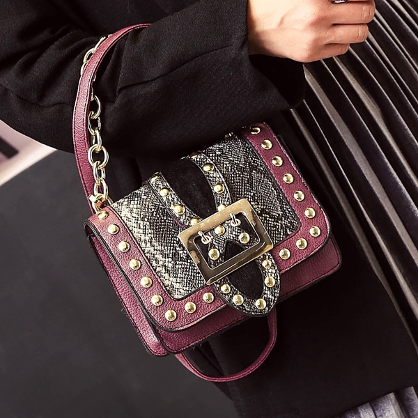 Дамска пищна малка чанта в два цвята с капси и верижка