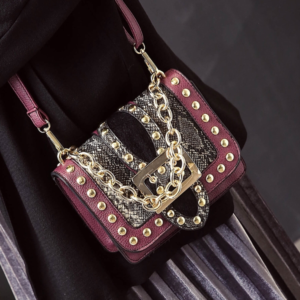 Дамска пищна малка чанта в два цвята с капси и верижка