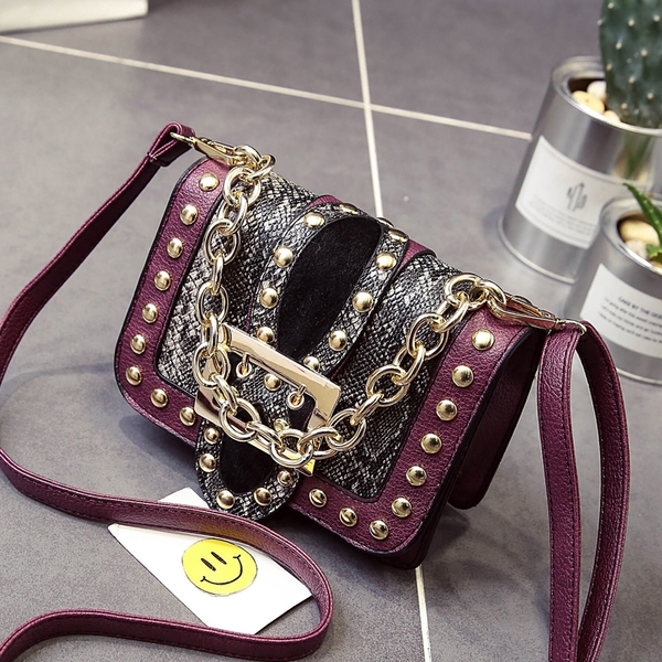 Дамска пищна малка чанта в два цвята с капси и верижка