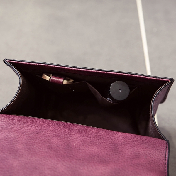 Дамска пищна малка чанта в два цвята с капси и верижка