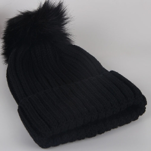 Χειμώνας ζεστό καπέλα για τους άνδρες και τις γυναίκες κάτω σε διάφορα χρώματα