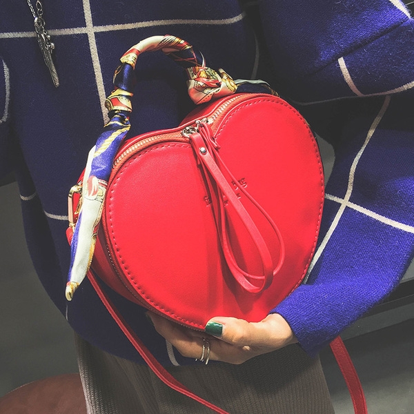 Дамска чанта СЪРЦЕ в червен и черен цвят