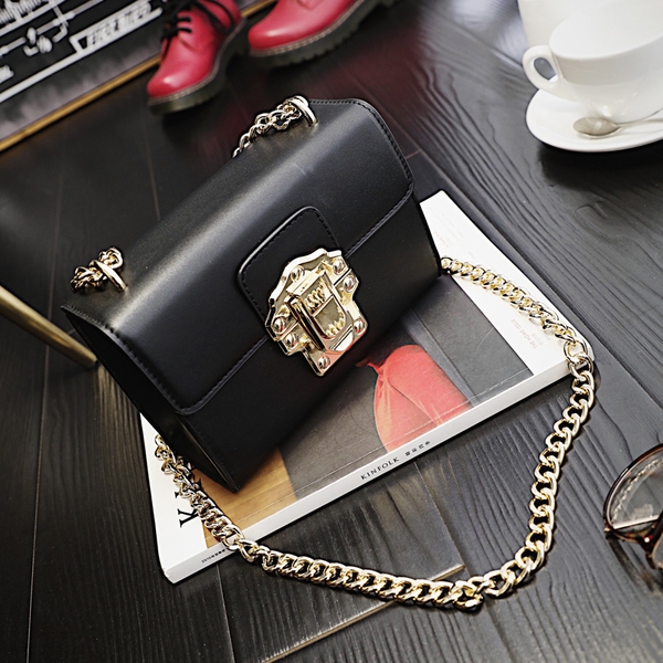 Дамска малка чанта с верижна дръжка и метално закопчаване