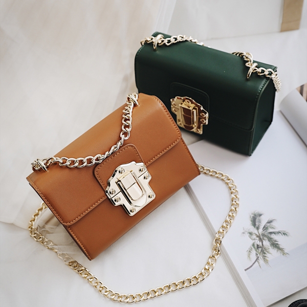 Дамска малка чанта с верижна дръжка и метално закопчаване