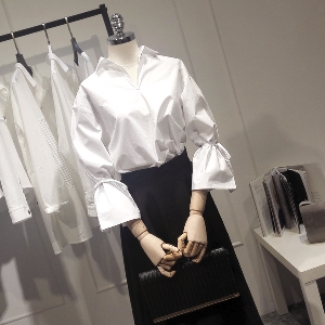 Дамска бонбонена риза в бял цвят подходяща за повод или ежедневие