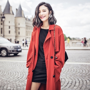Κομψό μακρύ γυναικείο παλτό με κόκκινο και μαύρο χρώμα - Λεπτό τύπου