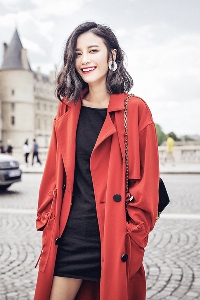 Κομψό μακρύ γυναικείο παλτό με κόκκινο και μαύρο χρώμα - Λεπτό τύπου